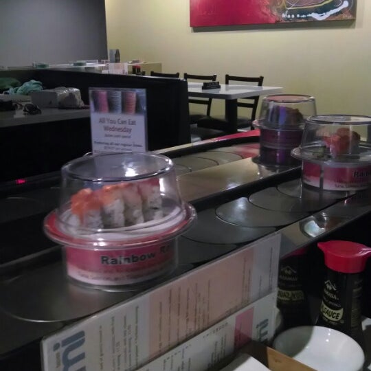 รูปภาพถ่ายที่ Umi Sushi + Tapas โดย Todd P. เมื่อ 10/9/2013