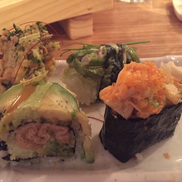 รูปภาพถ่ายที่ Sushi Momo Végétalien โดย Val เมื่อ 5/22/2016