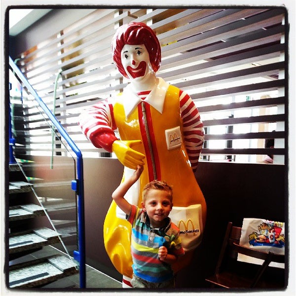 รูปภาพถ่ายที่ McDonald&#39;s โดย Debora d. เมื่อ 7/2/2013