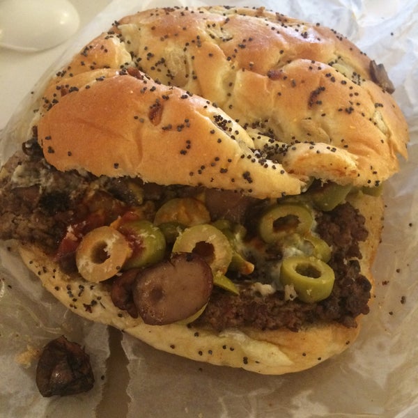 Das Foto wurde bei Krazy Jim&#39;s Blimpy Burger von Gary M. am 9/27/2015 aufgenommen
