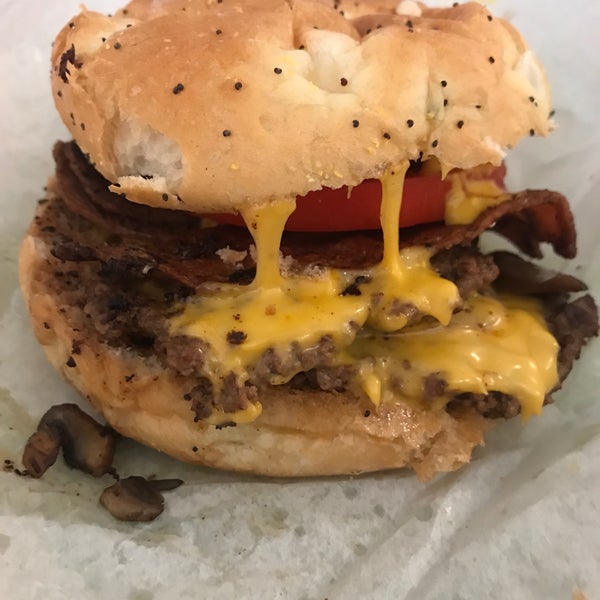 รูปภาพถ่ายที่ Krazy Jim&#39;s Blimpy Burger โดย Gary M. เมื่อ 8/25/2019