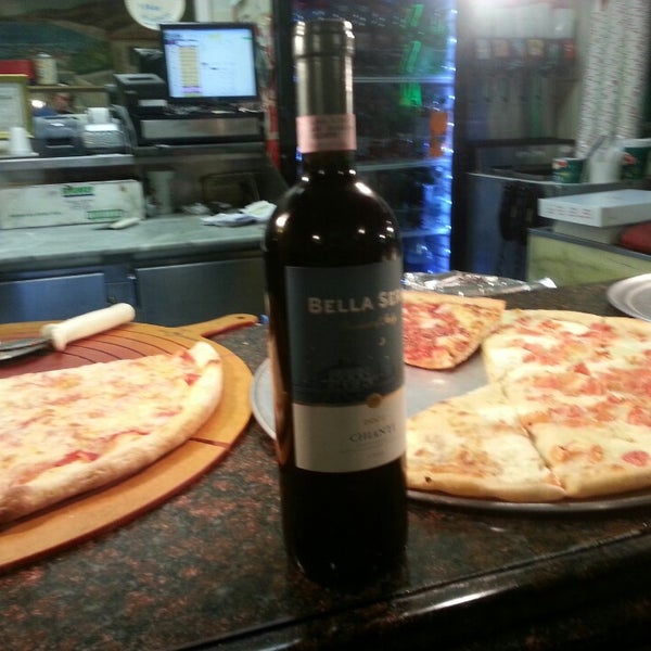 4/22/2013 tarihinde Betty E.ziyaretçi tarafından Mama Carmela&#39;s Pizza'de çekilen fotoğraf