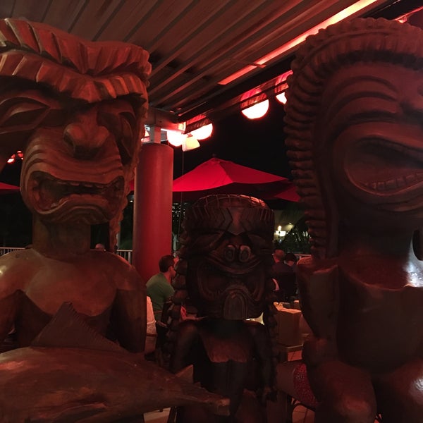Foto scattata a Tiki&#39;s Grill &amp; Bar da natue_e il 2/24/2020