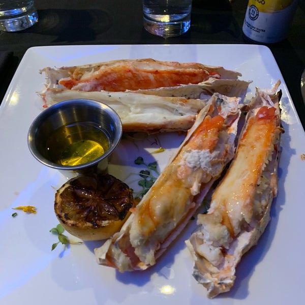 Снимок сделан в Seven Steakhouse Sushi Ultralounge &amp;  Skybar пользователем Matt E. 8/17/2019