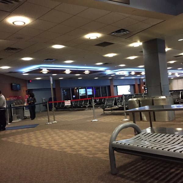 3/18/2016 tarihinde Matt E.ziyaretçi tarafından Fargo Hector International Airport (FAR)'de çekilen fotoğraf