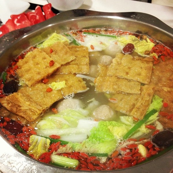 Снимок сделан в (小肥羊槟城火锅城) Xiao Fei Yang (PG) Steamboat Restaurant пользователем Rick K. 12/31/2013