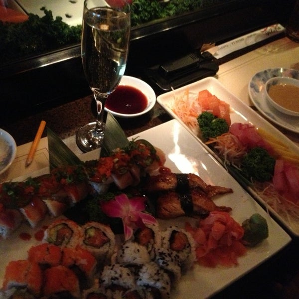 Foto diambil di DaRuMa- Japanese Steakhouse and Sushi Lounge oleh Julia M. pada 3/2/2013