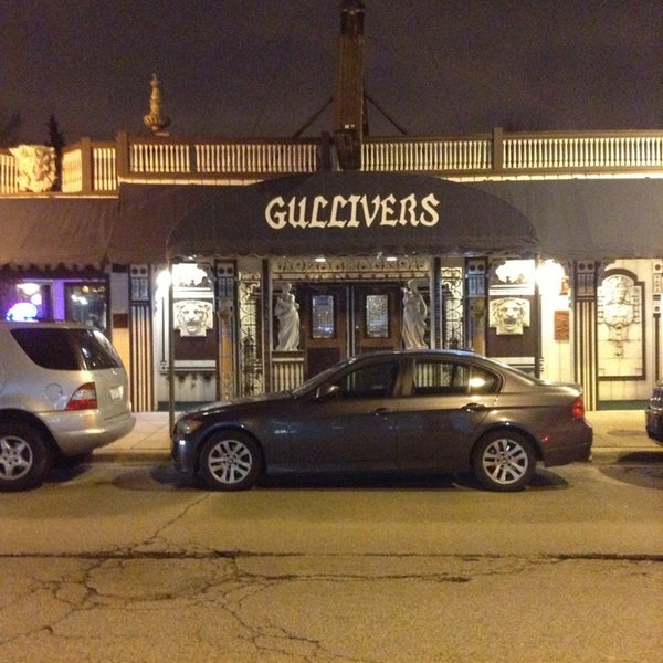 Photo taken at Gullivers Pizza and Pub Chicago by Roy M. on 4/13/2013