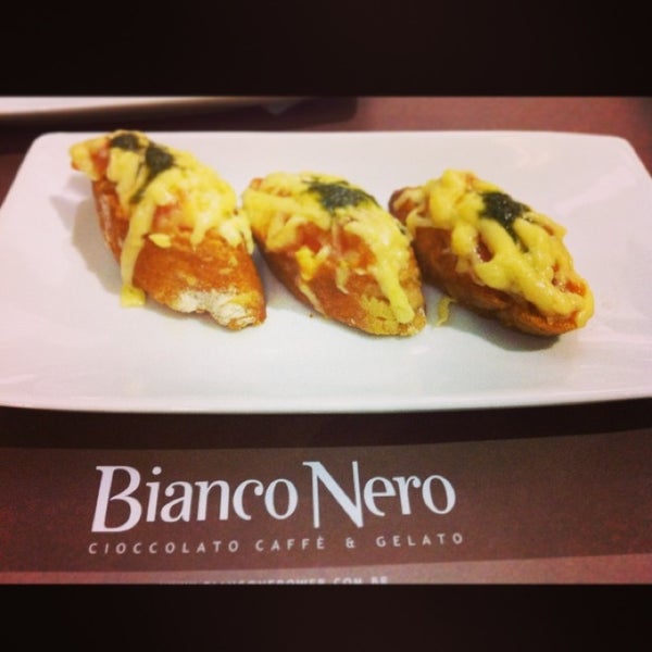 รูปภาพถ่ายที่ Bianco Nero Cioccolato Caffè &amp; Gelato โดย Bruna O. เมื่อ 3/23/2013