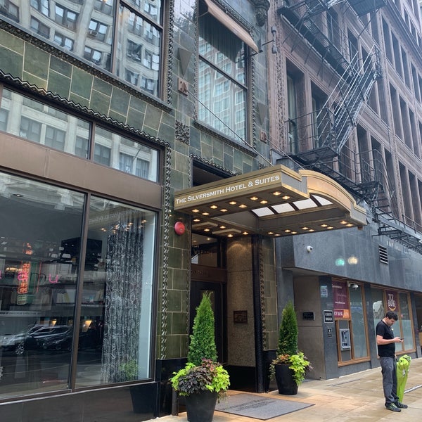 Foto diambil di Silversmith Hotel Chicago Downtown oleh Taras A. pada 8/17/2019