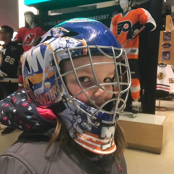 Foto scattata a NHL Store NYC da Taras A. il 3/10/2017