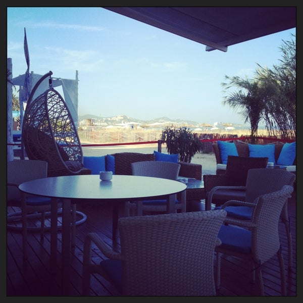 Foto tomada en St.Tropez Beach Bar &amp; Restaurant IBIZA  por Alexey R. el 7/9/2013