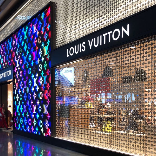 skjule hinanden Hest Photos at Louis Vuitton - Leather Goods Store in Istanbul