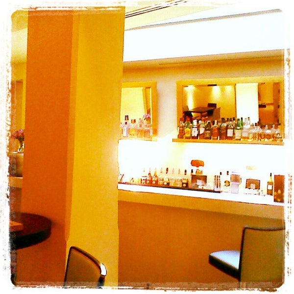 Das Foto wurde bei O&amp;B Athens All Day Bar Restaurant von oandb a. am 1/18/2013 aufgenommen