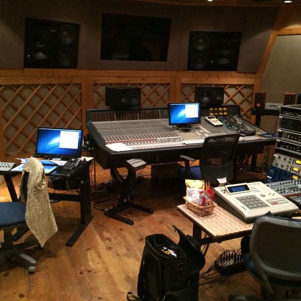 Mamas studio. Mommy daycare. Mamas studio. Mom drop. M.