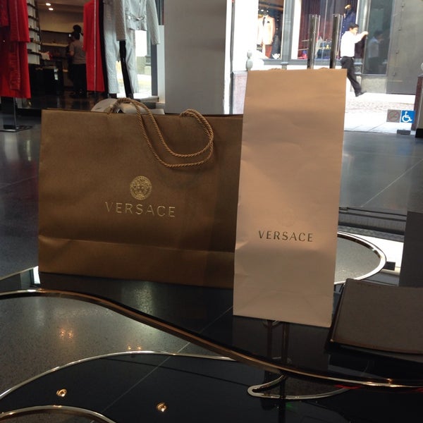 Photo taken at Versace Beverly Hills by Kay on 10/25/2013