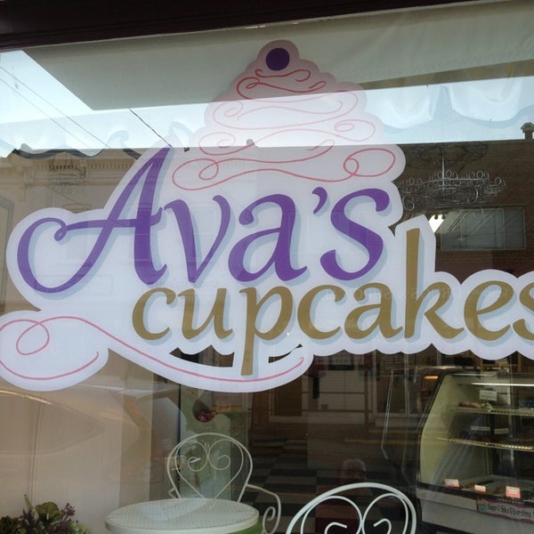 รูปภาพถ่ายที่ Ava&#39;s Cupcakes โดย Mike H. เมื่อ 7/26/2013