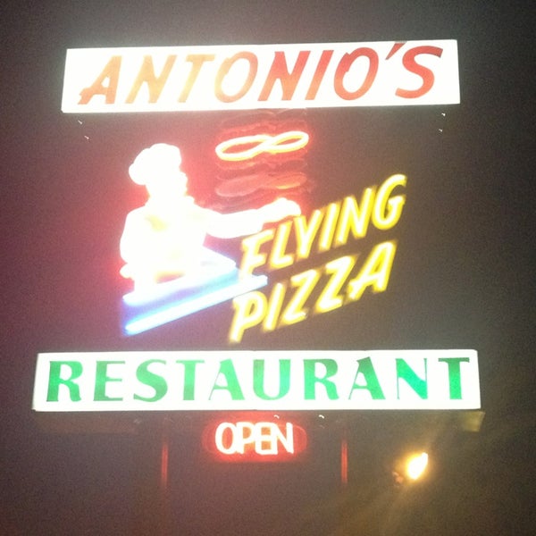 Снимок сделан в Antonio’s Flying Pizza and Italian Restaurant пользователем Aaron P. 2/16/2013