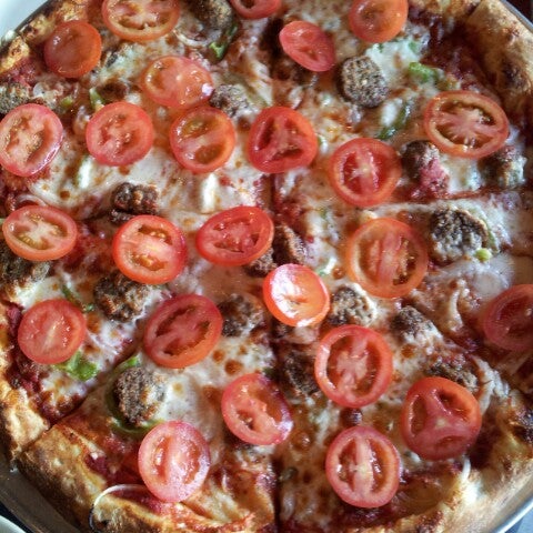 Foto scattata a Free Wheeler Pizza da RetailGoddesses il 8/12/2013