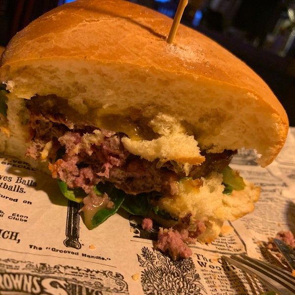 If you say this burger is good let alone perfect, you haven’t had a good burger. Eatable, but not good. Try for a version without meat. Good beers.