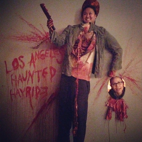 รูปภาพถ่ายที่ Los Angeles Haunted Hayride โดย Kristin E. เมื่อ 10/22/2012
