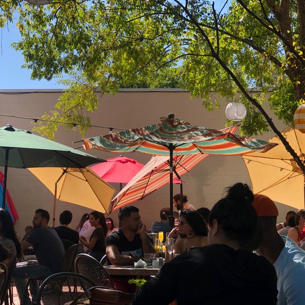 10/19/2019 tarihinde Lorena O.ziyaretçi tarafından South Congress Cafe'de çekilen fotoğraf