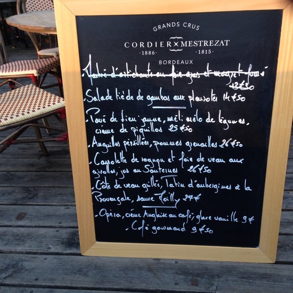 รูปภาพถ่ายที่ Le café du Port โดย Filip G. เมื่อ 8/10/2014