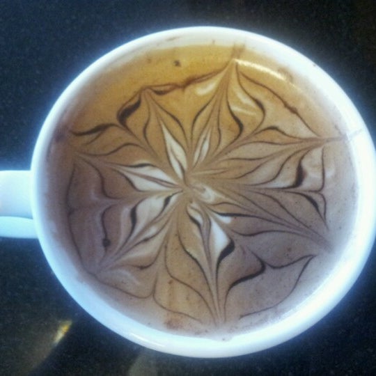 Foto diambil di Dessert Oasis Coffee Roasters oleh Ana Flavia pada 12/7/2012