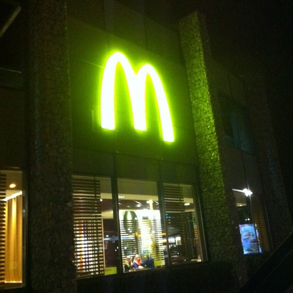 รูปภาพถ่ายที่ McDonald&#39;s โดย Esther W. เมื่อ 2/2/2013