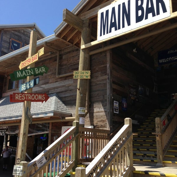 รูปภาพถ่ายที่ Flora-Bama Lounge, Package, and Oyster Bar โดย Jason T. เมื่อ 4/7/2013