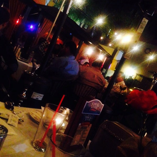 Photo prise au Charcoal House Steakhouse &amp; Music Bar par Fussy Girl .. le2/15/2015