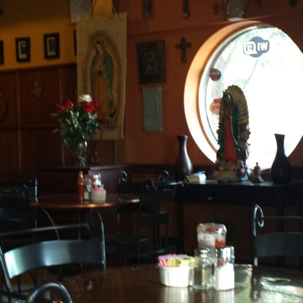 Foto diambil di La Catedral Cafe &amp; Restaurant oleh Alejandra R. pada 8/25/2013