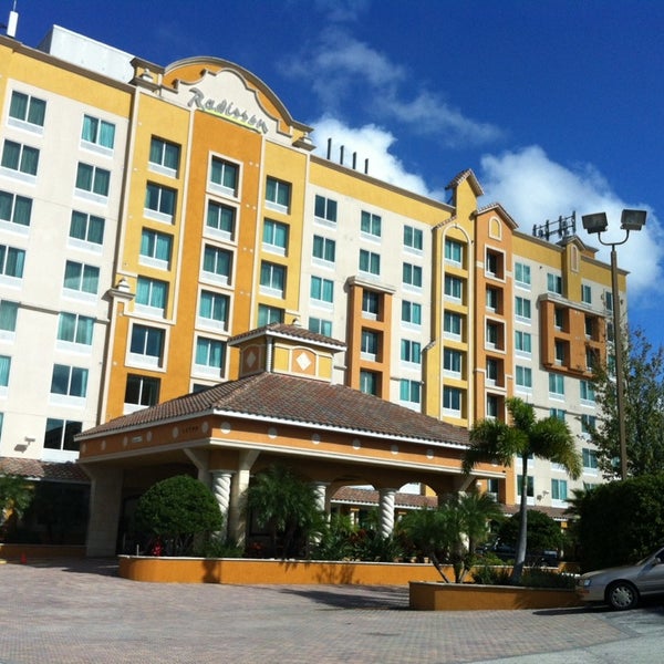 Photo taken at Radisson Hotel Orlando - Lake Buena Vista by Fabricio Á. on 11/18/2013