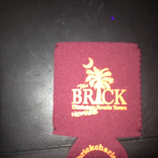 Photo prise au The Brick: Charleston&#39;s Favorite Tavern par Adam W. le12/9/2012