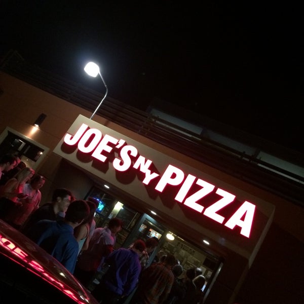 รูปภาพถ่ายที่ Joe&#39;s New York Pizza โดย Mateen S. เมื่อ 4/26/2014