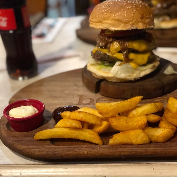 รูปภาพถ่ายที่ Beeves Burger โดย Burak B. เมื่อ 5/13/2018