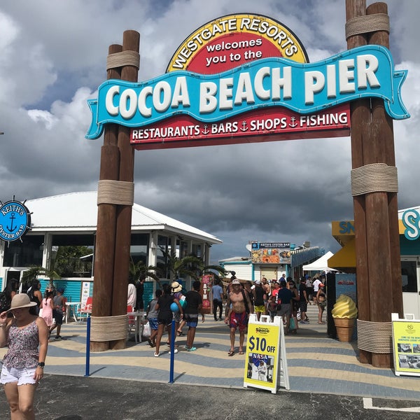 Foto scattata a Cocoa Beach Pier da Marina W. il 7/25/2021