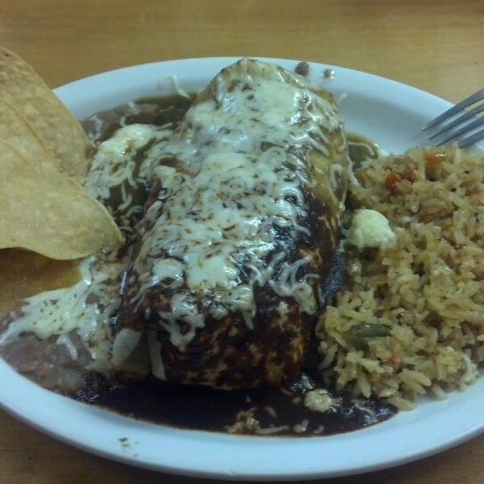 Снимок сделан в Dos Burritos Mexican Restaurant пользователем Elizabeth V. 4/5/2013