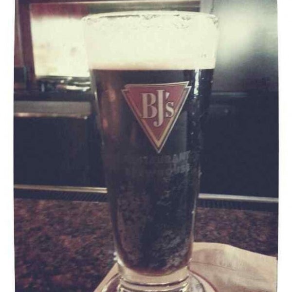 Photo taken at BJ&#39;s Restaurant &amp; Brewhouse by Miguel C. on 4/28/2013