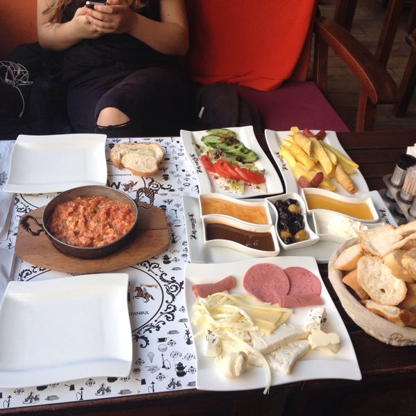 Foto diambil di Monarchi | Cafe ve Restaurant oleh Didem P. pada 11/2/2015