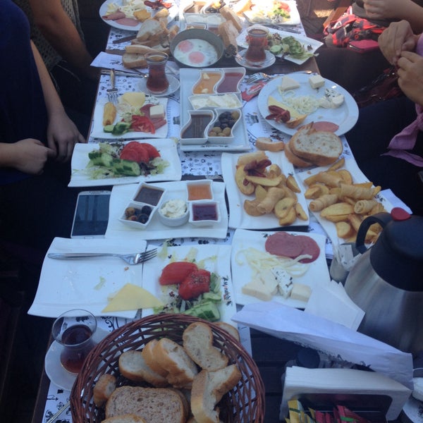 Foto diambil di Monarchi | Cafe ve Restaurant oleh Didem P. pada 9/25/2015
