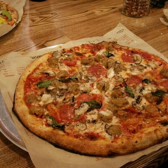 5/9/2015 tarihinde Stephanie C.ziyaretçi tarafından Blaze Pizza'de çekilen fotoğraf