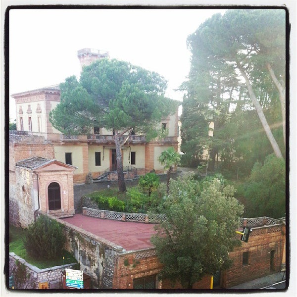 รูปภาพถ่ายที่ Hotel Italia Siena โดย Romain J. เมื่อ 10/13/2013