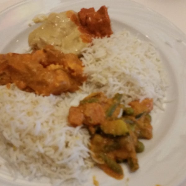 Try the buffet for a quick lunch which offers great value for money. Freshly prepared tasty Indian basic dishes  and top it off by ordering Nan bread on the side.