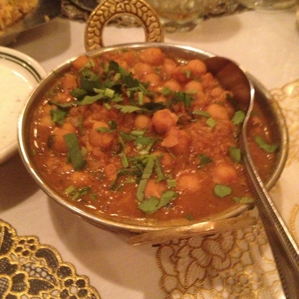 Foto scattata a India Palace Restaurant da Paige W. il 3/16/2013