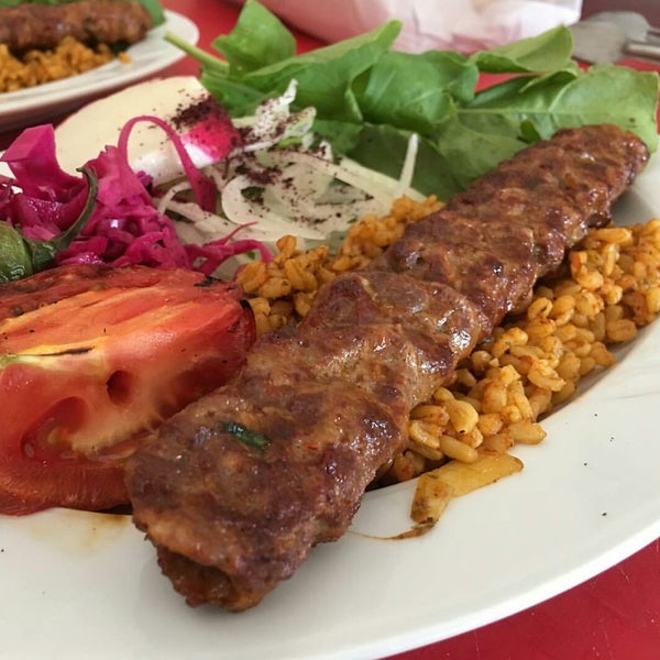 รูปภาพถ่ายที่ Demir Restaurant โดย Şükrü G. เมื่อ 6/22/2018