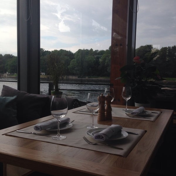 6/7/2014 tarihinde Elena L.ziyaretçi tarafından Ресторан «Елагин»'de çekilen fotoğraf