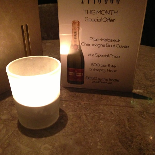 6/26/2013에 Dolly K.님이 Flutes Champagne &amp; Cocktail Bar에서 찍은 사진