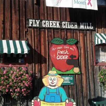 Foto tomada en Fly Creek Cider Mill &amp; Orchard  por Nancy S. el 10/6/2012
