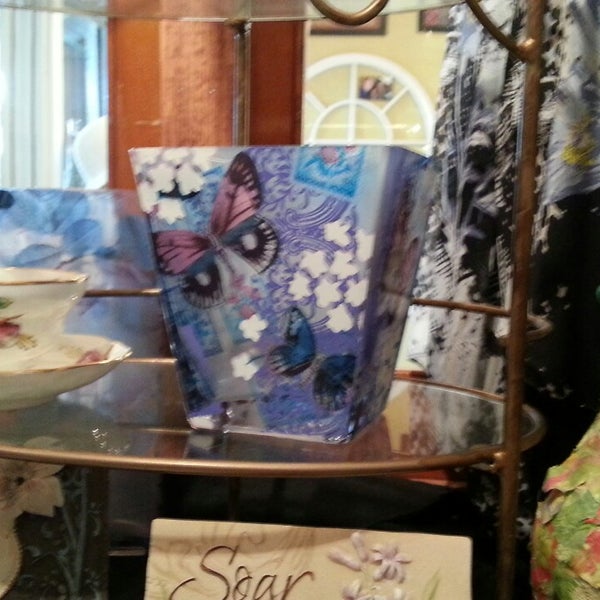 รูปภาพถ่ายที่ White Linen Tea House And Gifts โดย Nancy S. เมื่อ 5/11/2013